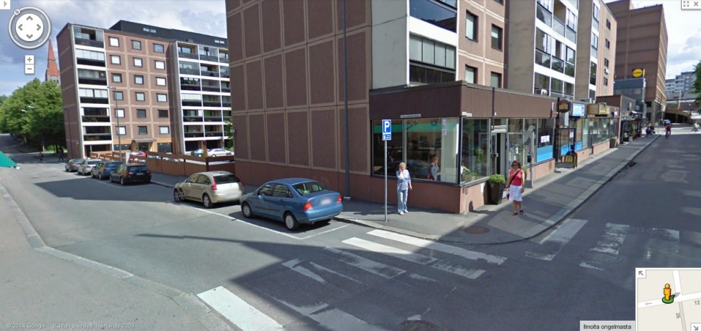 Tuomikirkonkadun ja Kyttälänkadun kulmaus. Huomaa kuinka ruskea rakennus kadun kulmassa on kiinni jalkakäytävässä, jonka kohdalle esitetään eroteltua pyörätietä ja jalkakäytävää. (Kuva: Google Street Maps)