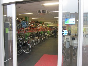 Keskustassa pyöräpysäköintiasemat näyttävät tältä. Tämä asema sijaitsi paikallisen Keskustorin laidalla.